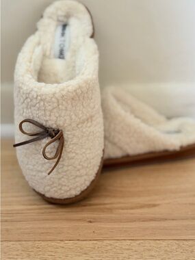 Minnetonka Cozy Sherpa Slip-On Slippers in Cream